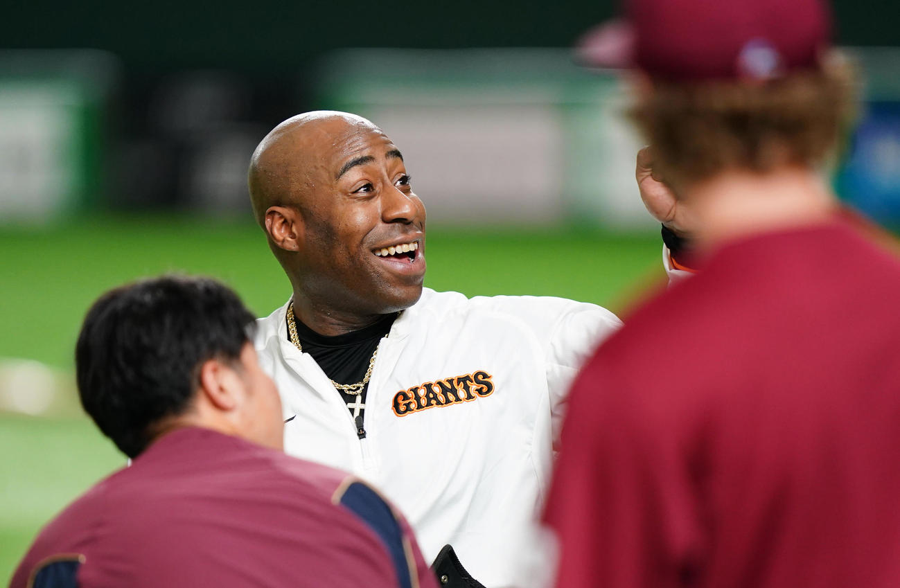巨人対楽天　試合前の練習で楽天の選手たちを話すウィーラー（撮影・菅敏）