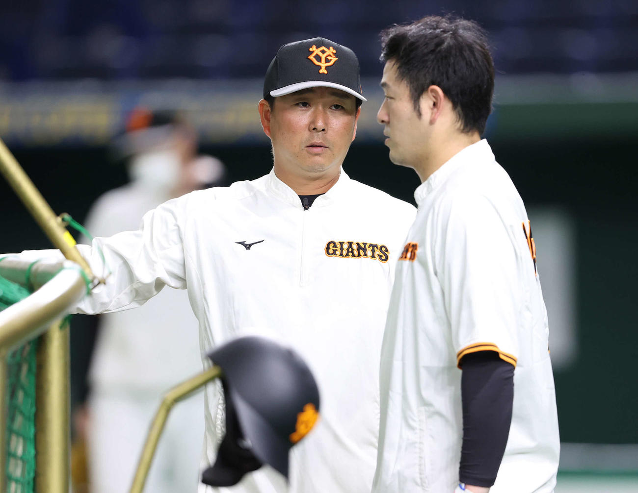 巨人対楽天　試合前、巨人岸田（手前）に声をかける実松コーチ（撮影・河野匠）