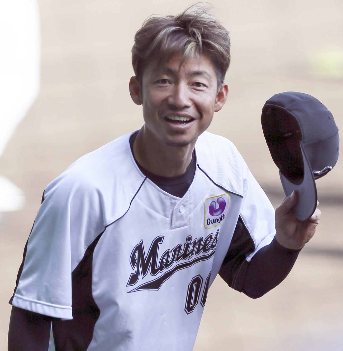 阪神対ロッテ　甲子園球場入りしたロッテの鳥谷は笑顔を見せる（撮影・上山淳一）