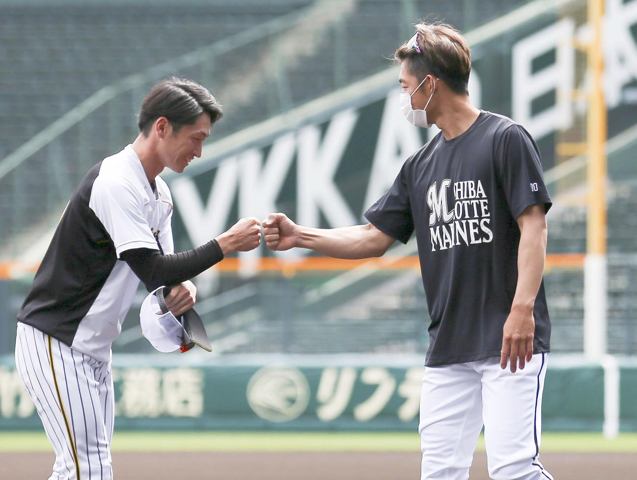 阪神対ロッテ　甲子園球場に現れたロッテ鳥谷（右）とグータッチを交わす阪神近本（撮影・上山淳一）