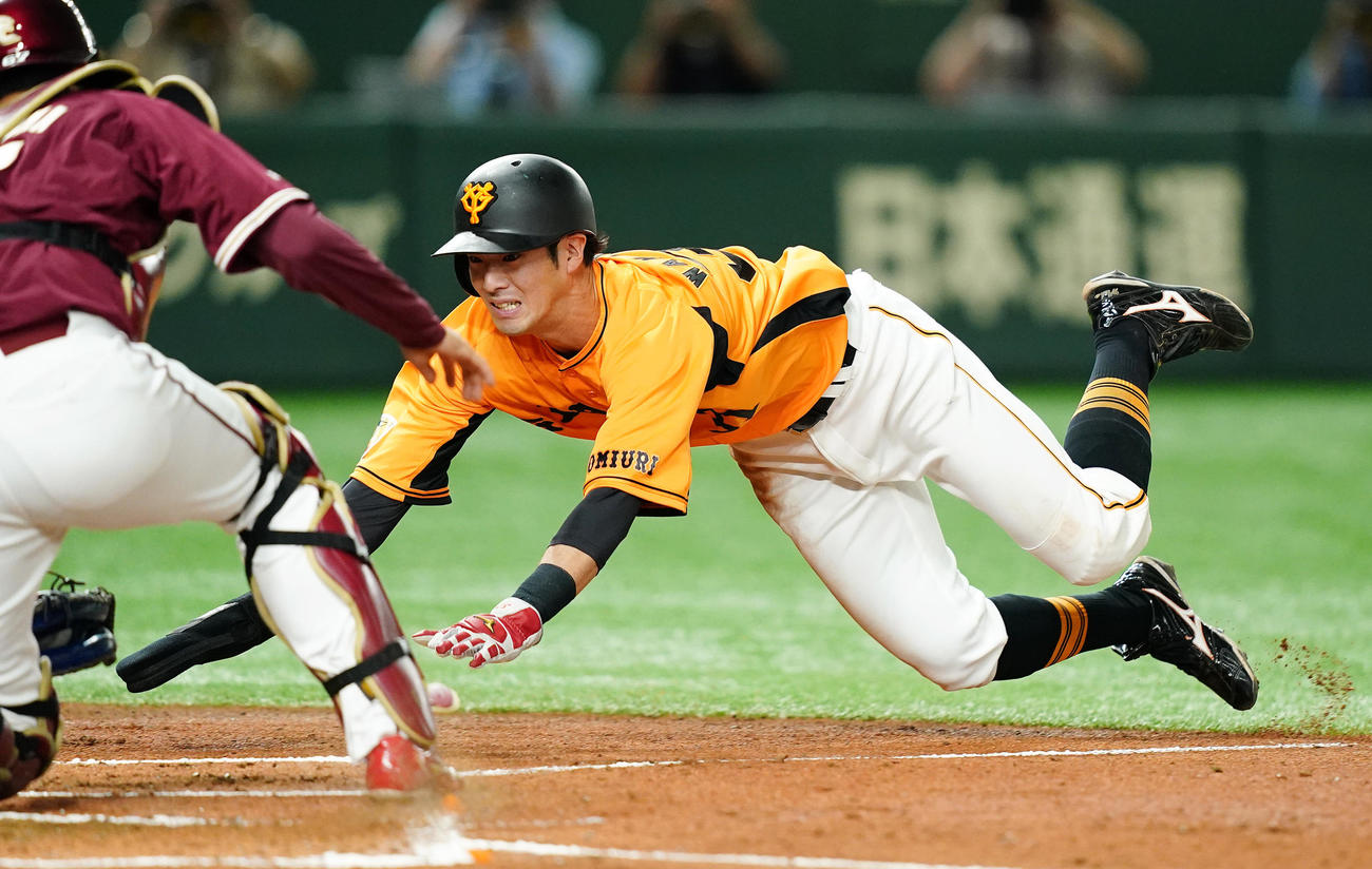 巨人対楽天　2回裏巨人1死一、二塁、戸郷の右前打で二塁から本塁打を狙うもアウトとなる若林（撮影・菅敏）
