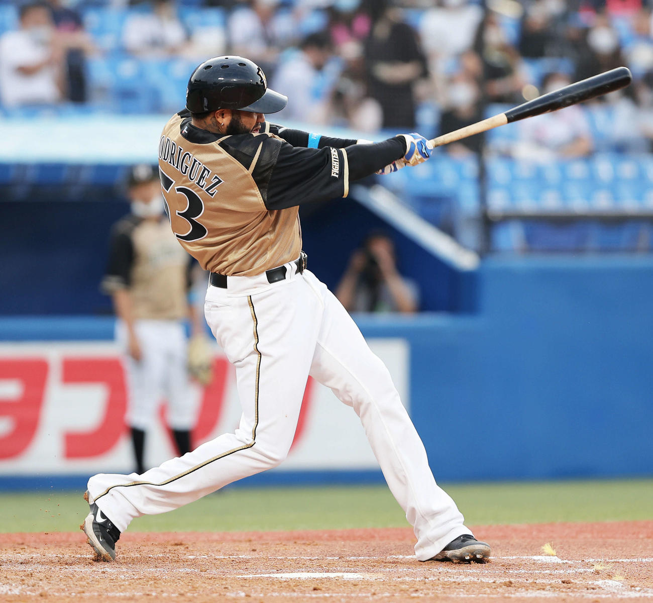 ヤクルト対日本ハム　3回表日本ハム2死一、二塁、左前打を放つR・ロドリゲス（撮影・河田真司）