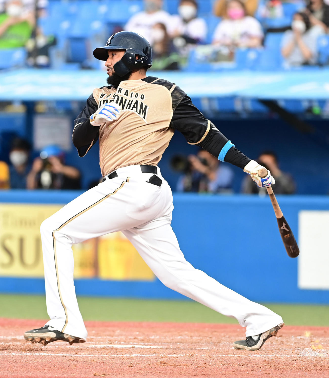 ヤクルト対日本ハム　3回表日本ハム2死一、二塁、R・ロドリゲスは左前打を放つ（撮影・小沢裕）