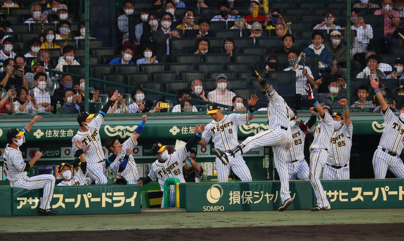 阪神対ロッテ　3回裏阪神1死、マルテは中越え逆転2点本塁打を放ちラパンパラ（撮影・宮崎幸一）