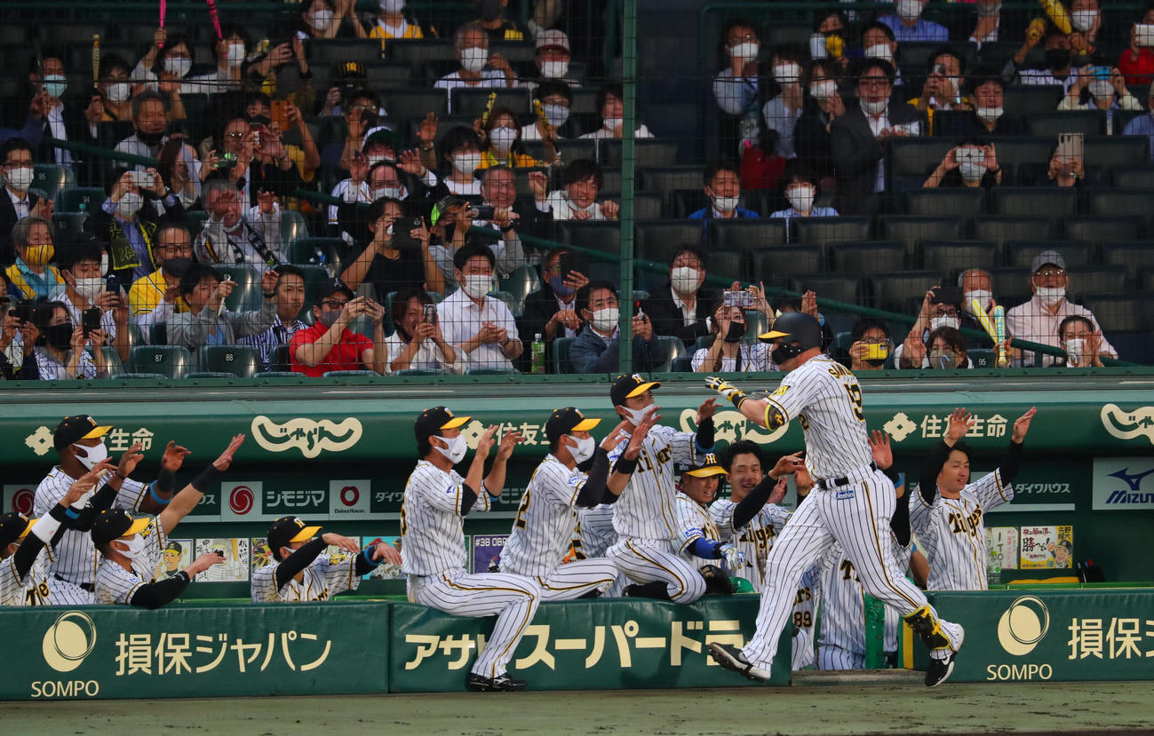 阪神対ロッテ　3回裏阪神2死、サンズは中越え本塁打を放ちハッピーハンズ（撮影・宮崎幸一）