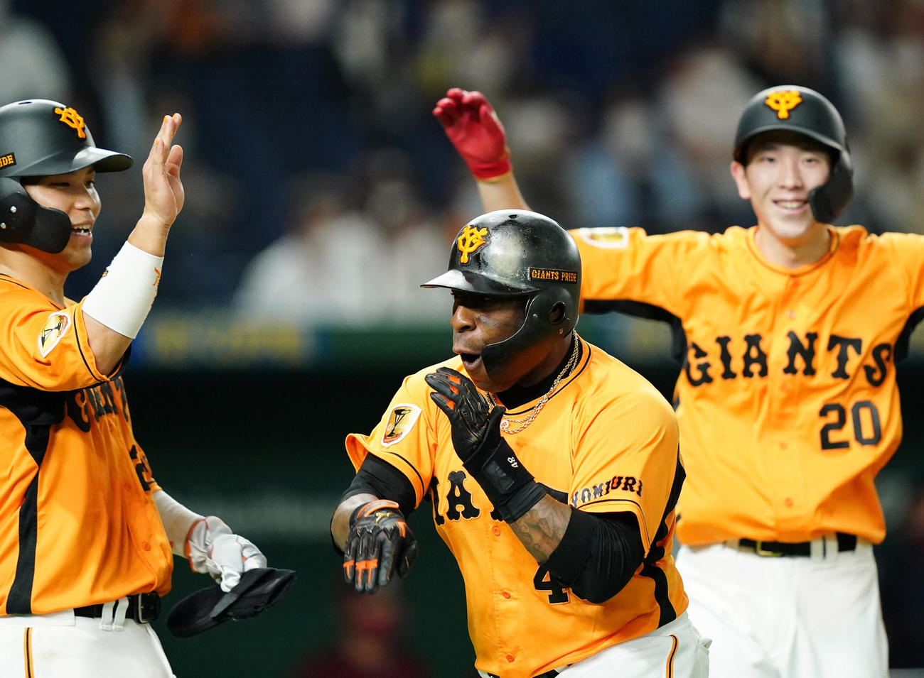 巨人対楽天　4回裏巨人2死一、二塁、左越えに逆転の3点本塁打を放ち、ナインにタッチで迎えられるウィーラー（中央）（撮影・菅敏）
