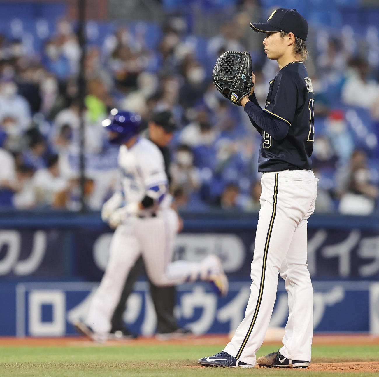 DeNA対オリックス　4回裏DeNA無死二塁、ソト（左）に2点本塁打を浴びる山岡（撮影・垰建太）