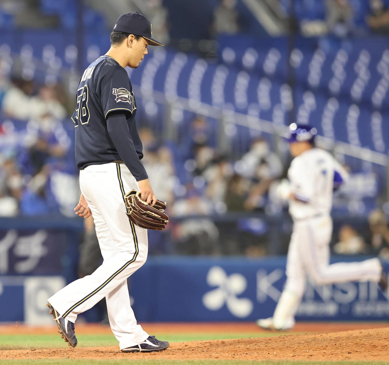 DeNA対オリックス　5回裏DeNA無死一塁、佐野（右）に中越え2点本塁打を浴びる金田（撮影・垰建太）