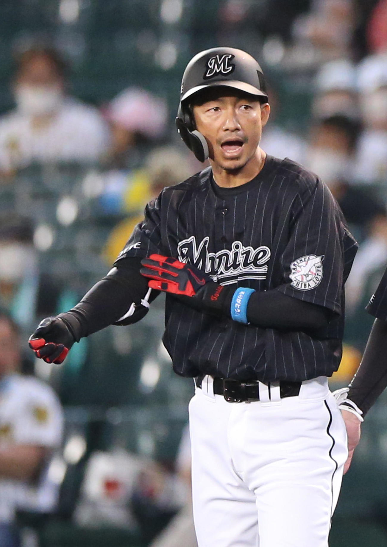 阪神対ロッテ　7回表ロッテ1死一、三塁、代打鳥谷は右前適時打を放ち一塁で雄たけびを上げる（撮影・上山淳一）