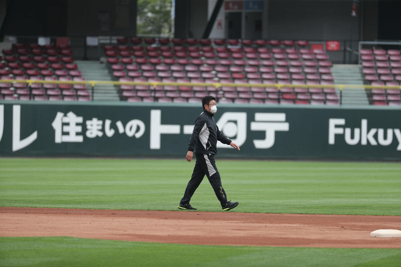 広島対西武　新型コロナ感染の影響で25日、26日の試合が延期となった。グラウンドを歩く佐々岡監督（球団提供）