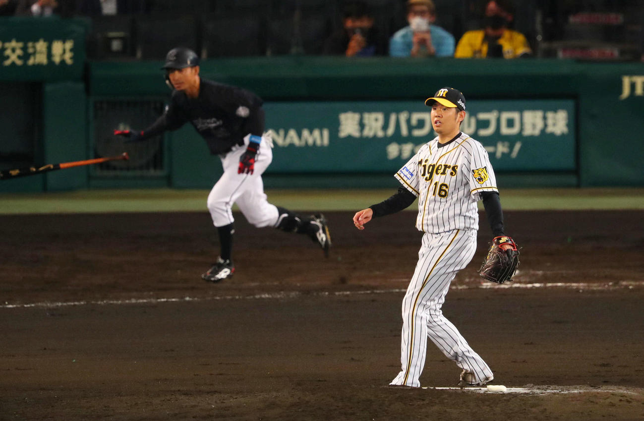 阪神対ロッテ　7回表ロッテ1死一、二塁、西勇は鳥谷に右前適時打を浴びる（撮影・宮崎幸一）