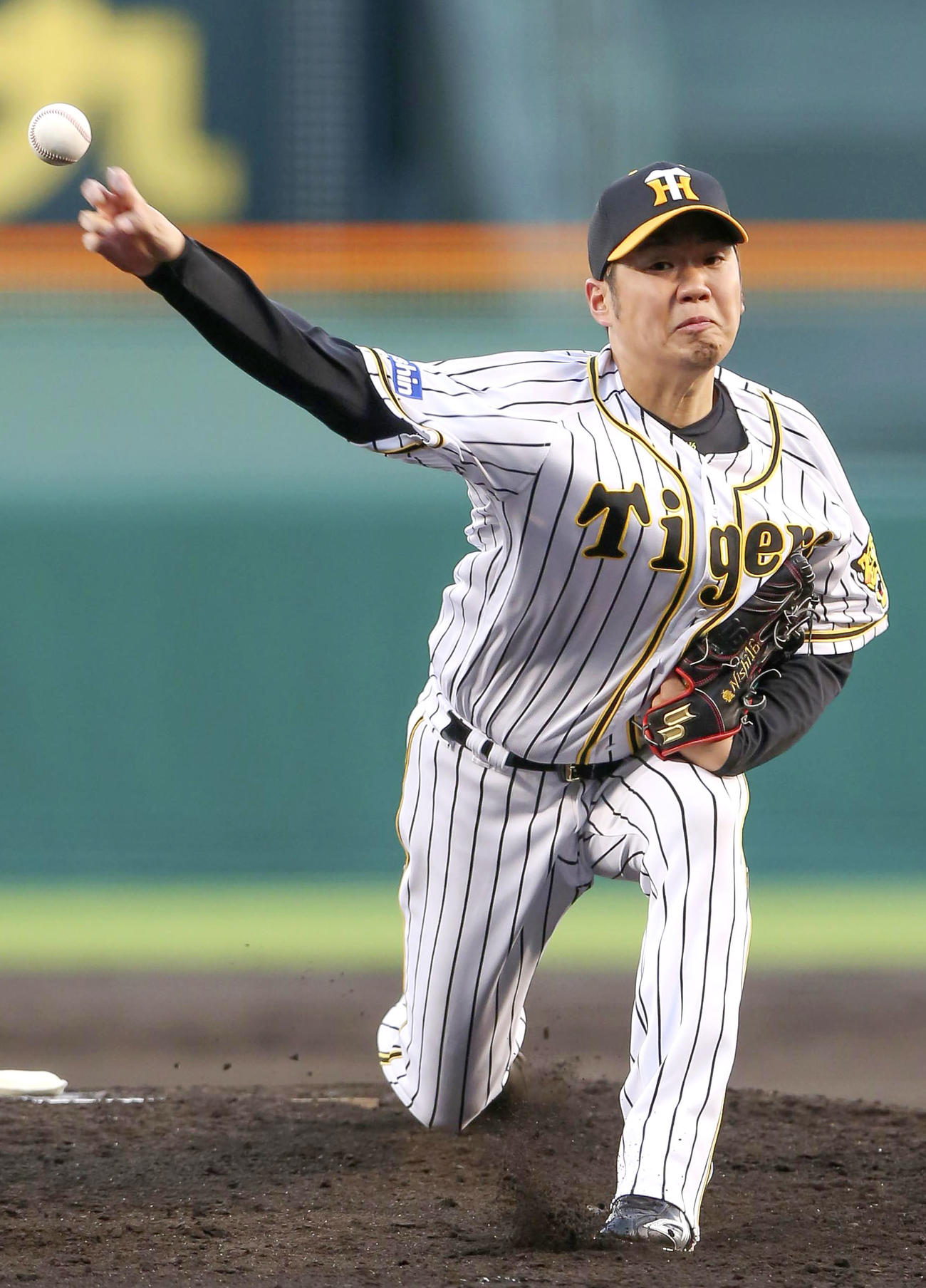 阪神対ロッテ　力投する阪神先発の西勇（撮影・上山淳一）