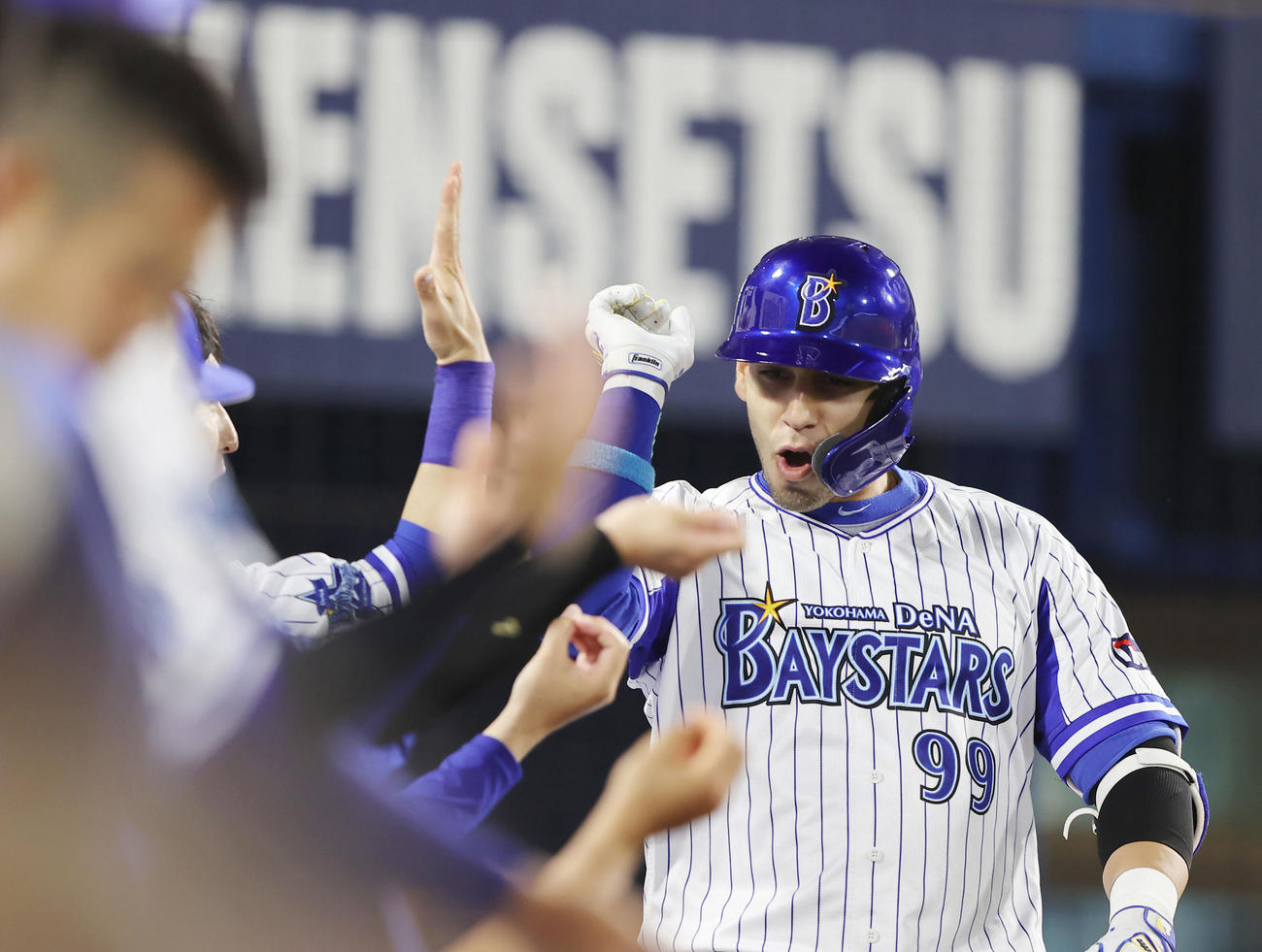 DeNA対オリックス　5回裏DeNA2死、この2本目のソロ本塁打を放ちナインの出迎えを受けるソト（撮影・垰建太）