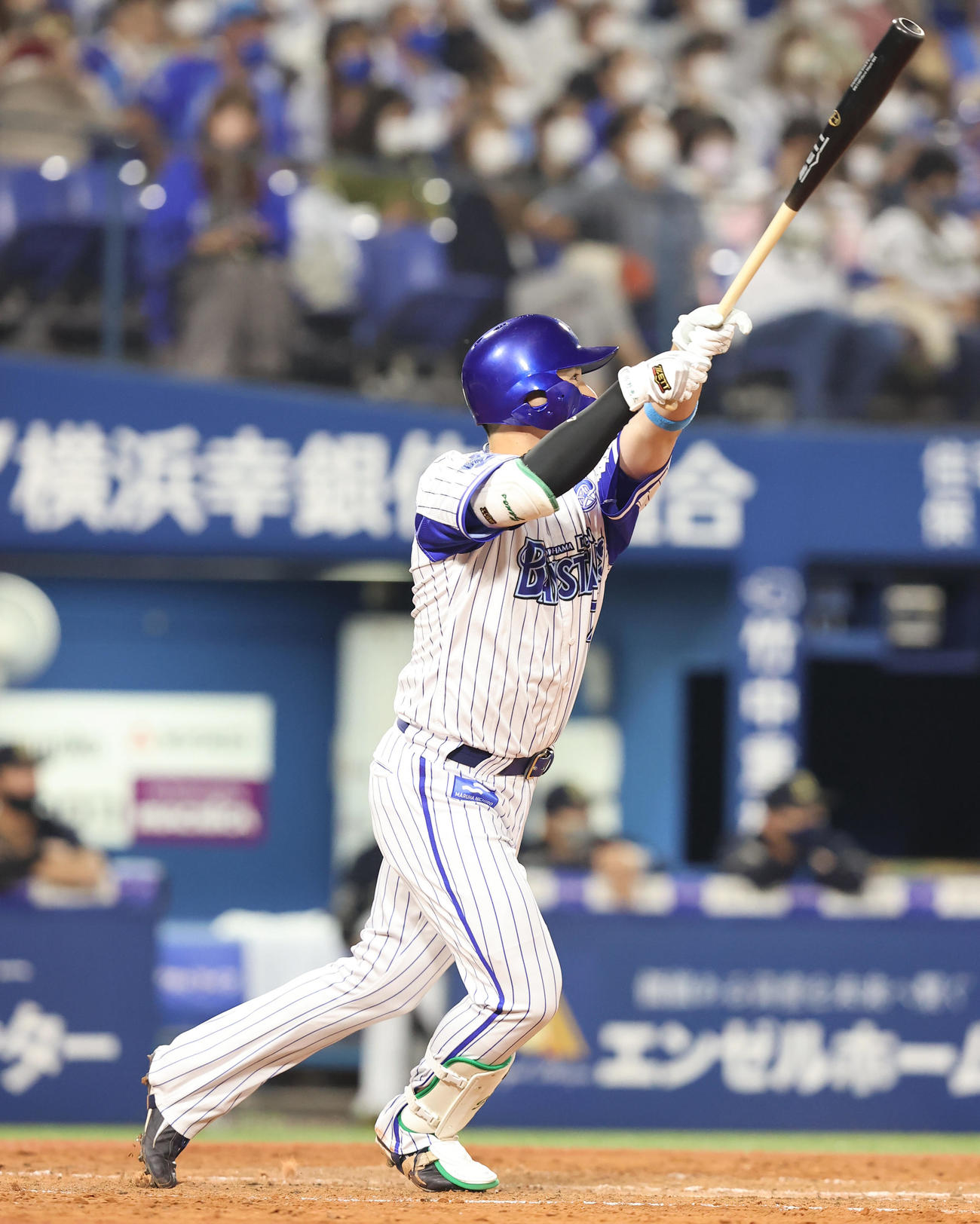 DeNA対オリックス　5回裏DeNA無死一塁、中越え2点本塁打を放つ佐野（撮影・垰建太）