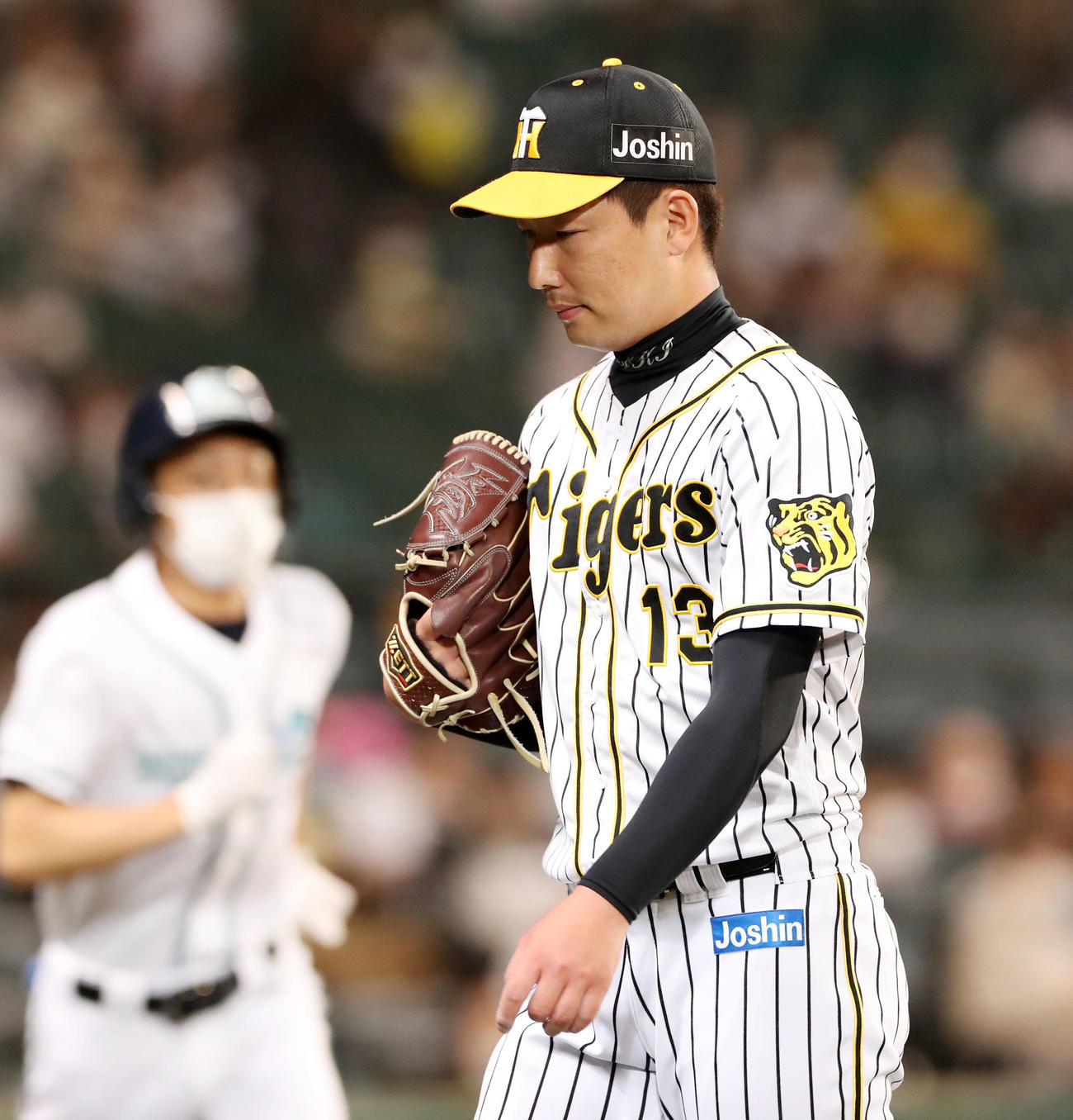阪神対ロッテ　8回表ロッテ無死二塁、岩崎は打者安田を迎えたところで降板（撮影・加藤哉）
