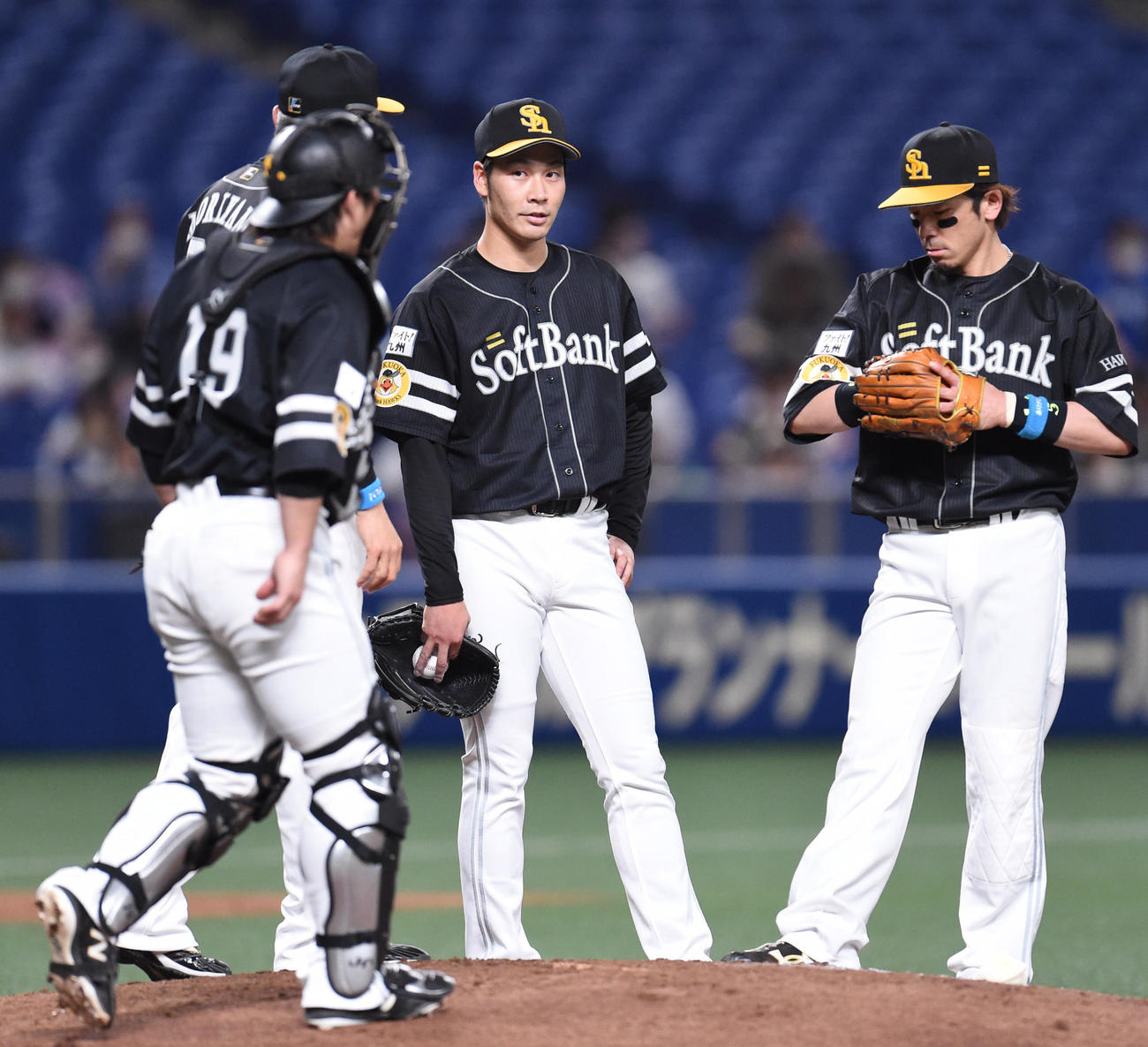 中日対ソフトバンク　3回裏中日2死一、二塁のピンチで迎武田（中央）のもとに集まるソフトバンクナイン（撮影・森本幸一）