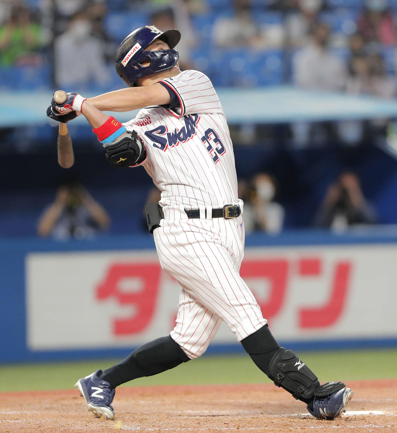ヤクルト対日本ハム　4回裏ヤクルト無死一塁、中飛に倒れるヤクルト青木（撮影・河田真司）