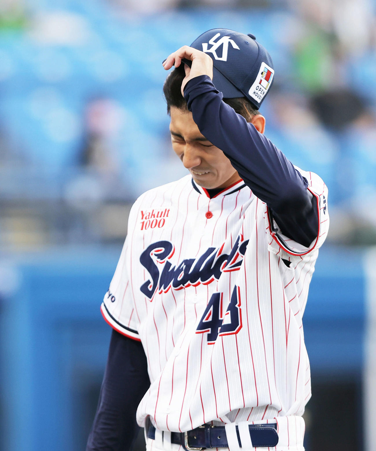 ヤクルト対日本ハム　3回表を抑え、2失点し険しい表情でベンチに戻る金久保（撮影・河田真司）