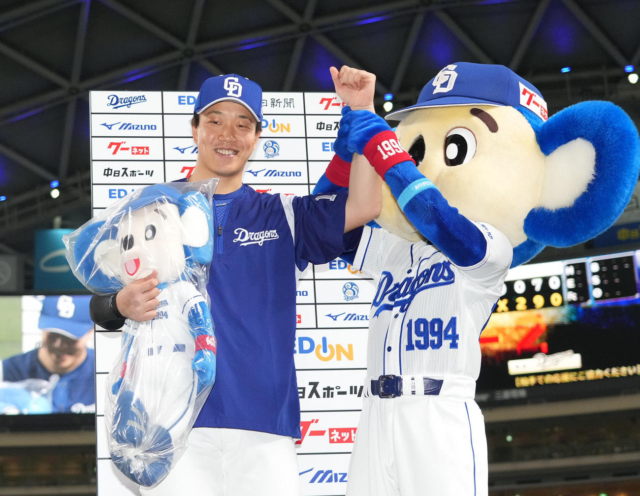 ヒーローインタビューを終えドアラとポーズを決める柳（撮影・森本幸一）