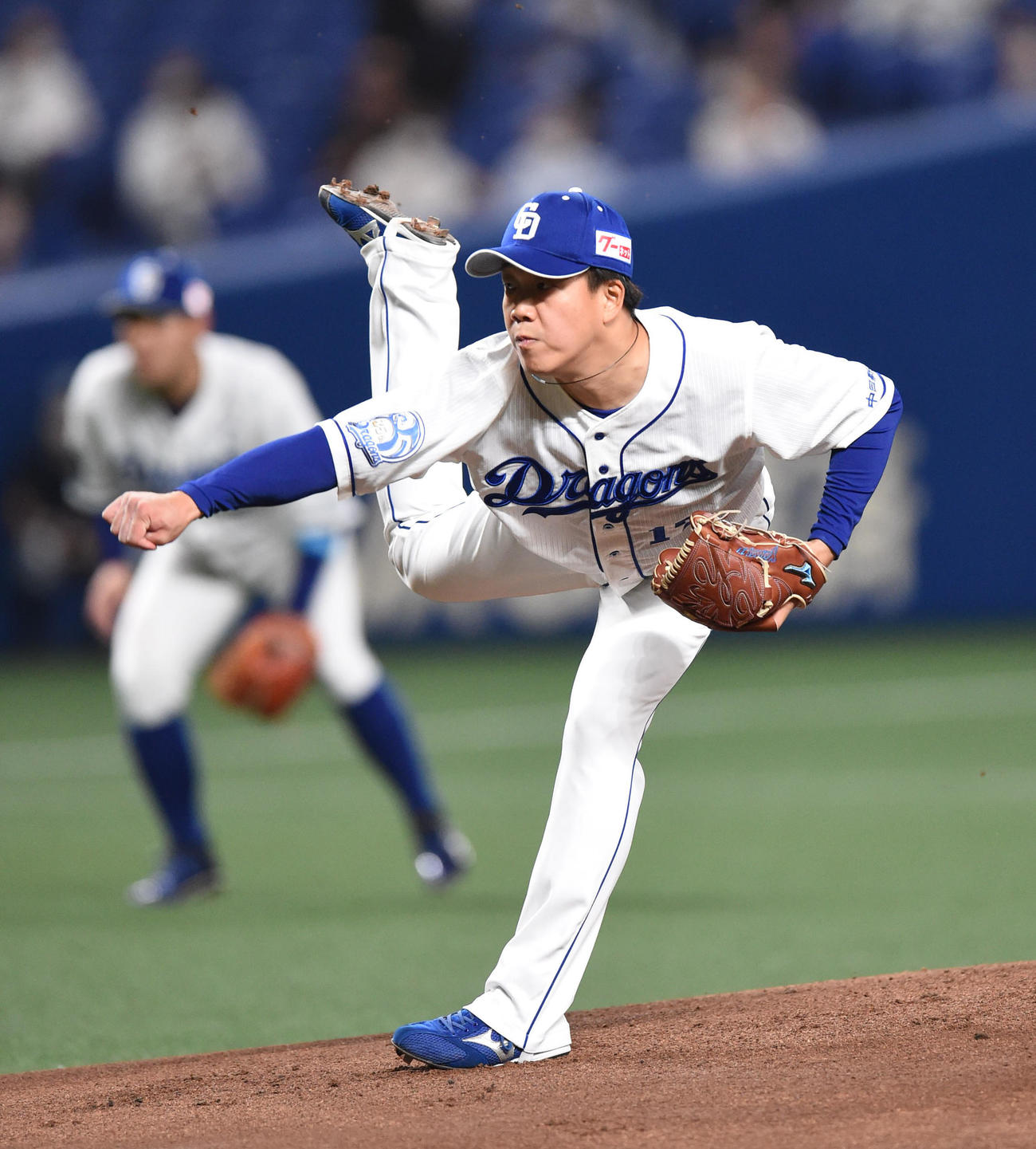 中日対ソフトバンク　力投する中日先発の柳（撮影・森本幸一）