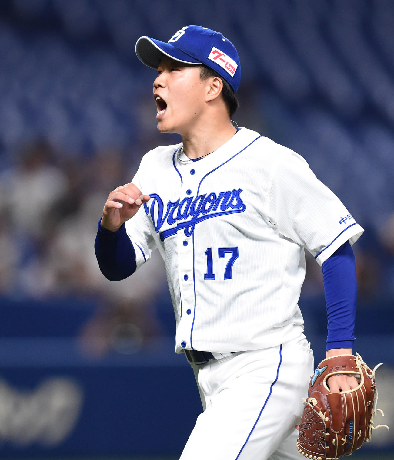 中日対ソフトバンク　5回表ソフトバンク2死一塁、牧原大をニゴロに打ち取りほえる中日先発の柳（撮影・森本幸一）