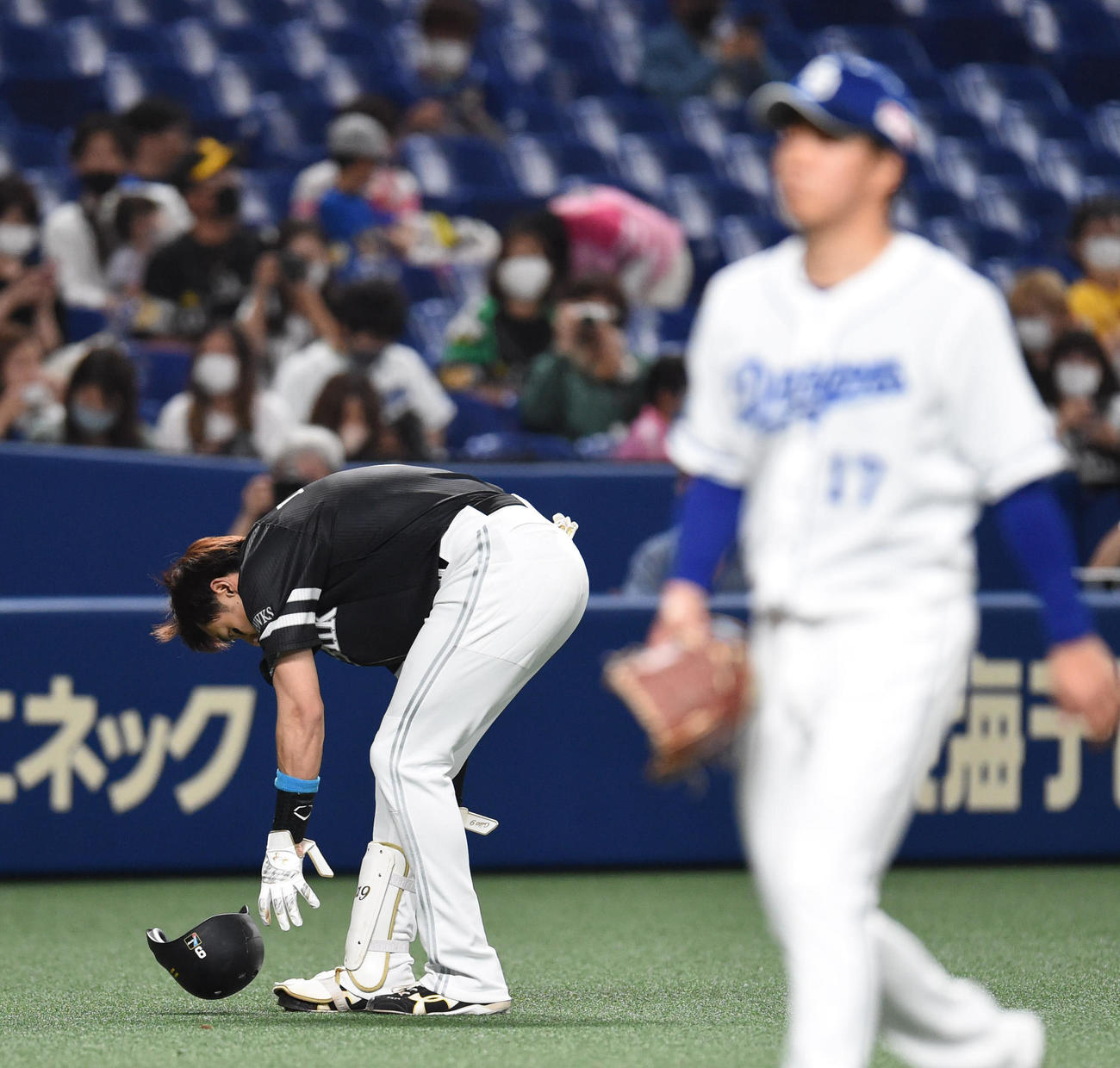 3回表ソフトバンク2死一塁、遊飛に倒れた柳田（左）（撮影・森本幸一）