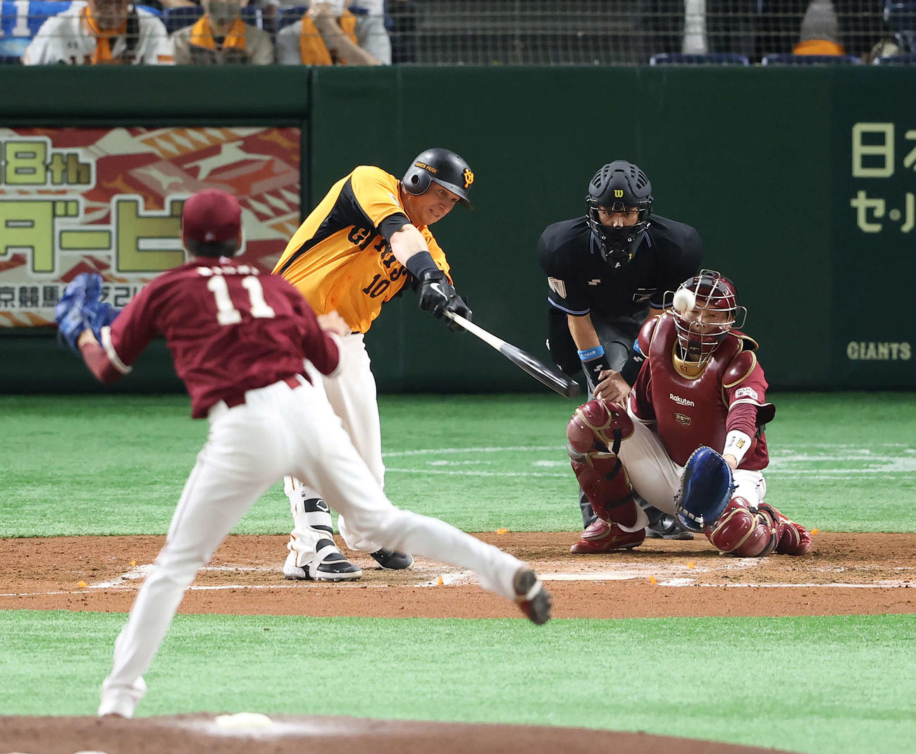 巨人対楽天　3回裏巨人2死三塁、適時打を放つスモーク。投手岸（撮影・河野匠）