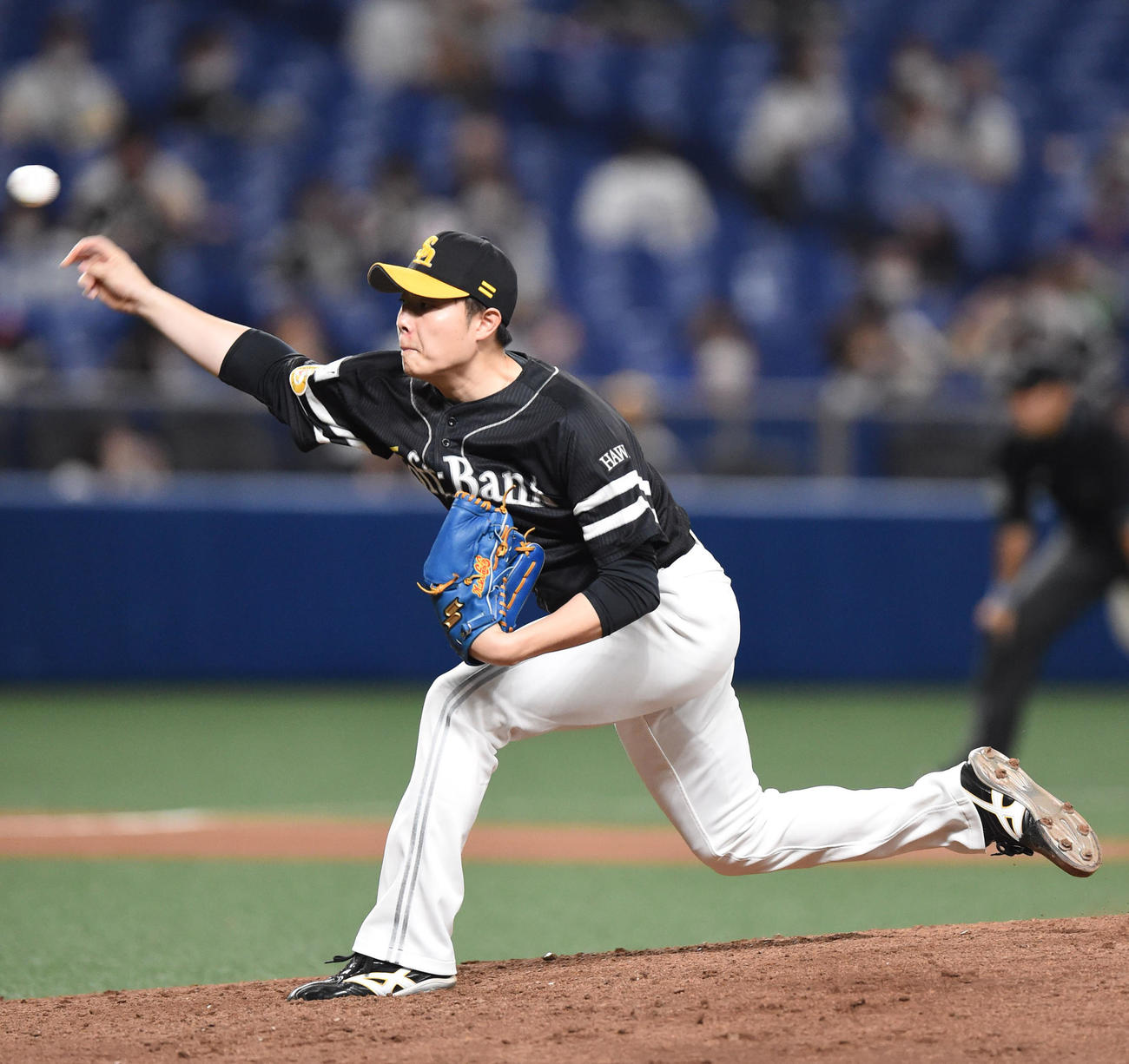 7回裏、ソフトバンク2番手で登板する松本（撮影・森本幸一）