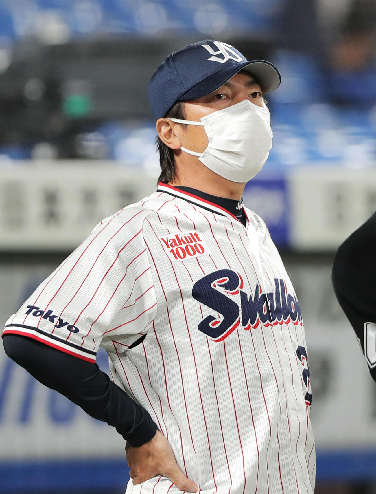 ヤクルト対日本ハム　8回裏を終え、選手交代を告げる高津監督（撮影・河田真司）