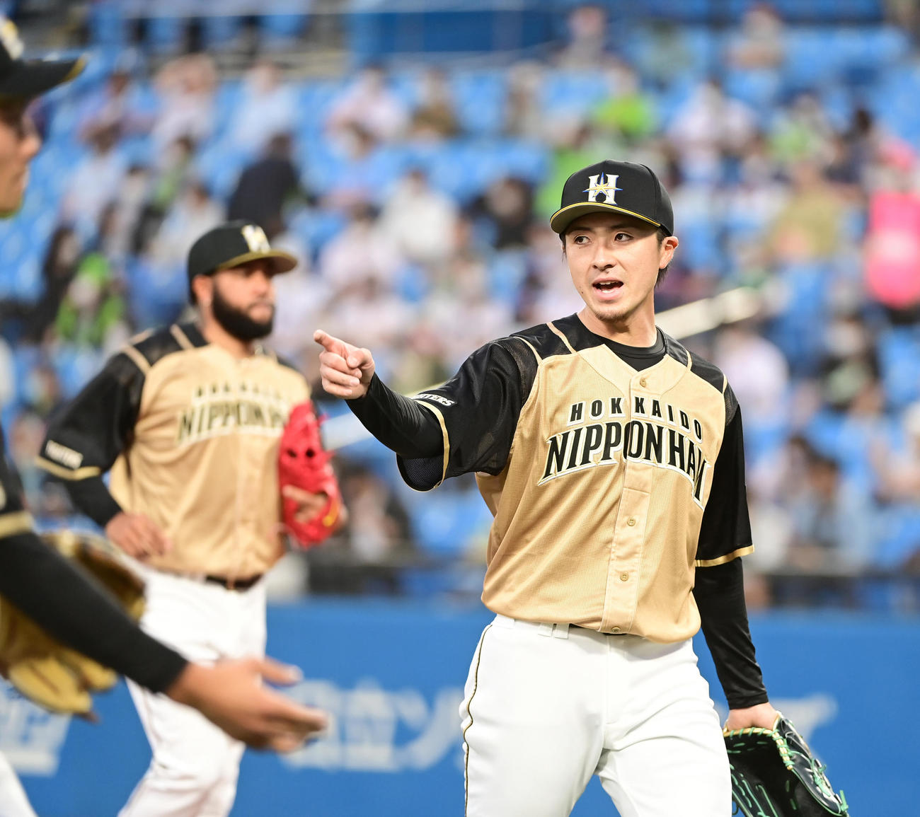 ヤクルト対日本ハム　3回裏ヤクルト2死満塁、村上を二ゴロに仕留め笑顔でベンチへ引き揚げる日本ハム先発の上沢（撮影・小沢裕）