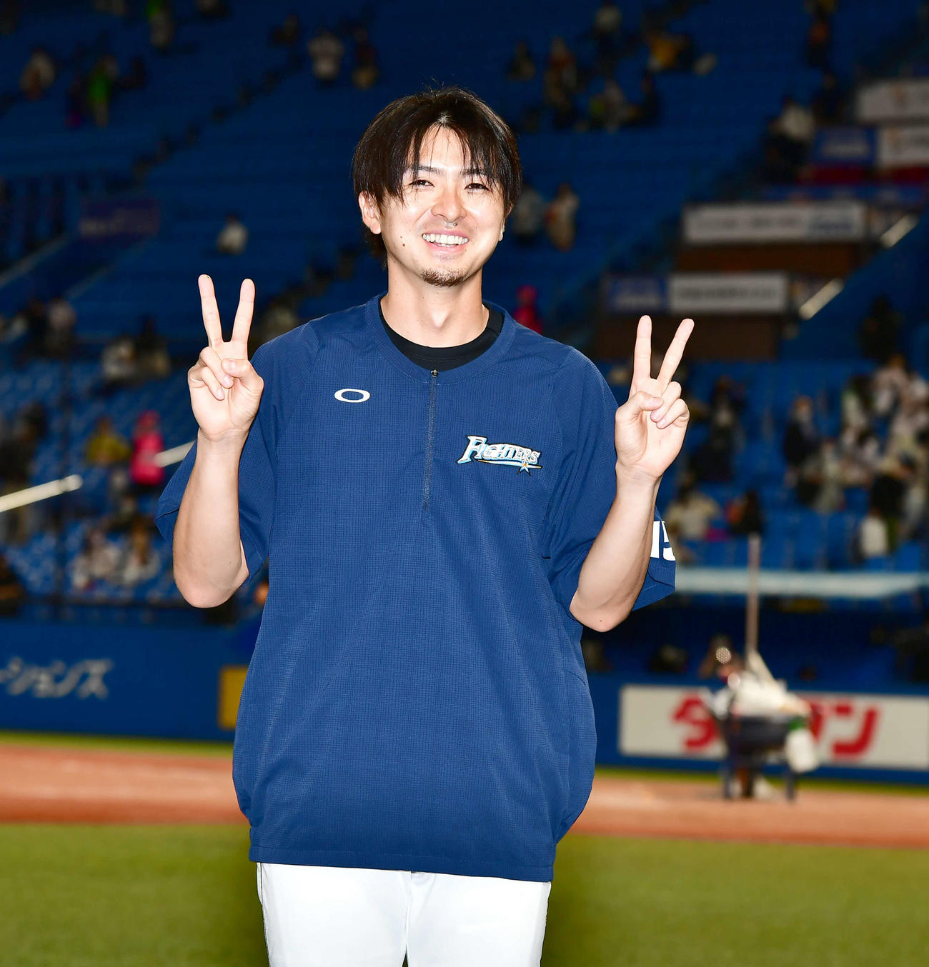 ヤクルト対日本ハム　今季4勝目を挙げた日本ハム先発の上沢はカメラマンの要望にこたえてピースをする（撮影・小沢裕）