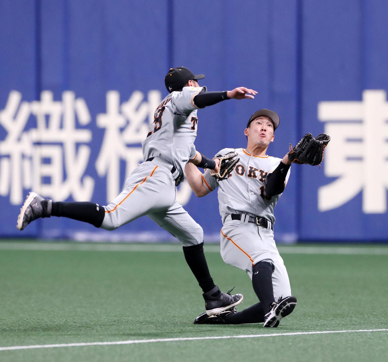 5月23日の中日戦　3回裏中日1死二塁、梶谷（右）はビシエドの飛球を捕球した際に吉川と接触し足を負傷