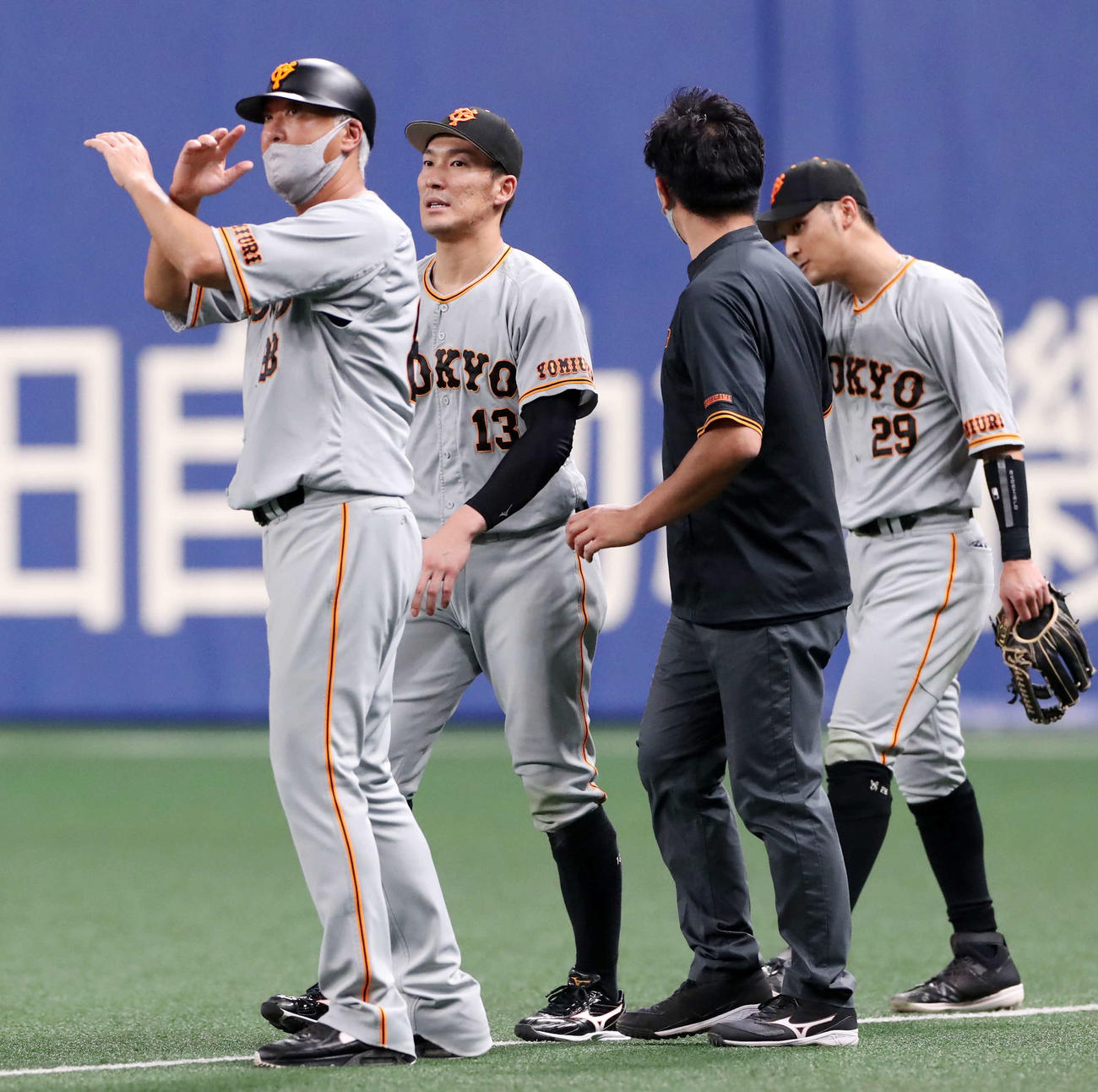 5月23日の中日戦　3回裏中日1死二塁、梶谷（左から2人目）はビシエドの飛球を捕球した際に吉川（右）と接触し足を負傷。状態を確認しに来た後藤コーチはベンチへバツ印を送る