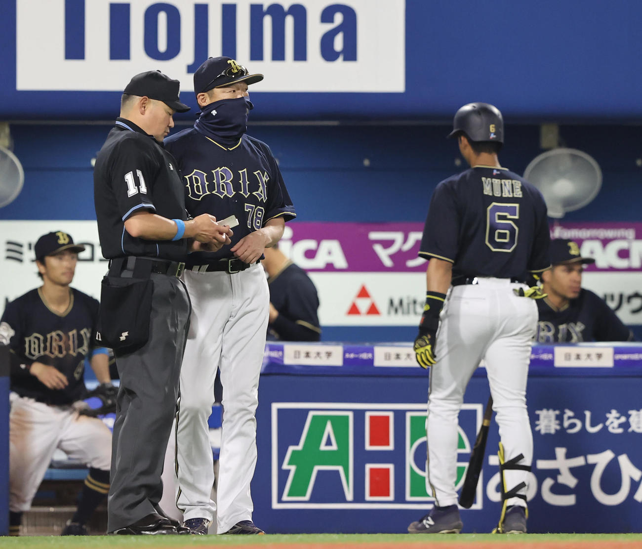 DeNA対オリックス　8回表オリックス2死一塁、宗（右）が三振に倒れ投手交代を告げる中嶋監督（中央）（撮影・垰建太）