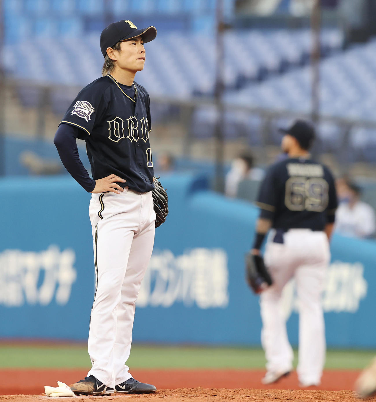 DeNA対オリックス　2回裏DeNA2死、大和にソロ本塁打を浴び厳しい表情の山岡（撮影・垰建太）