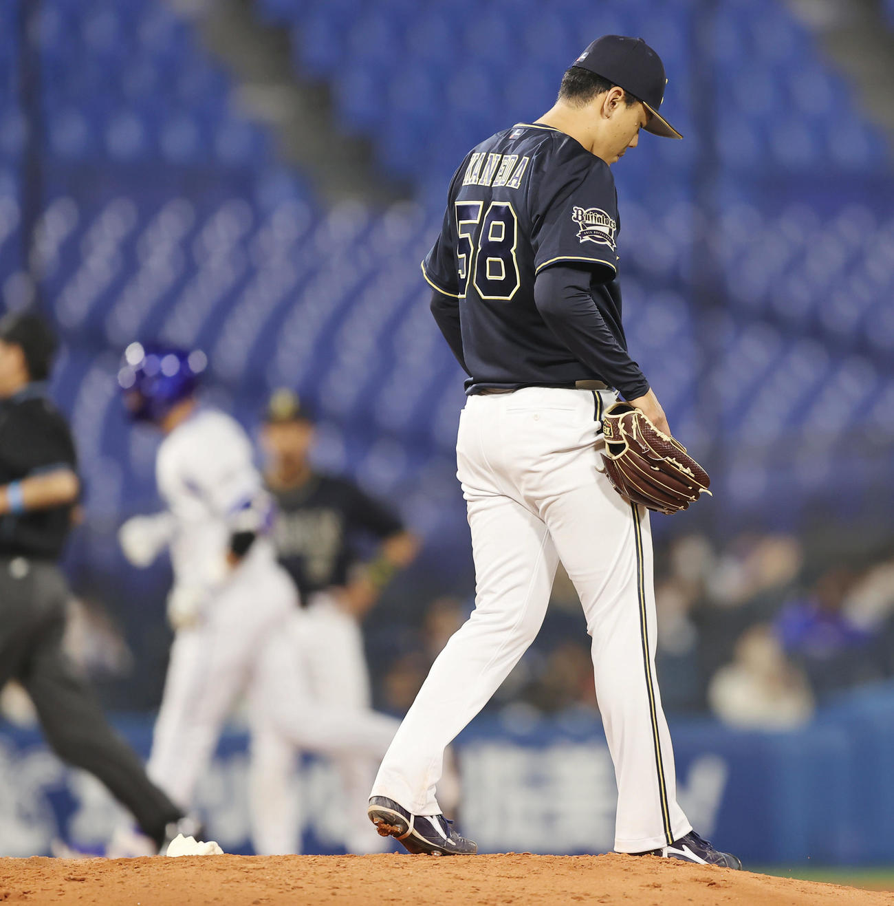 DeNA対オリックス　5回裏DeNA2死、ソト（左）にソロ本塁打を浴び肩を落とす金田（撮影・垰建太）