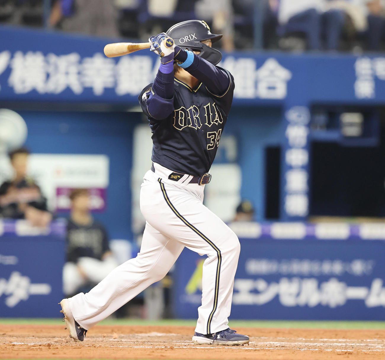 DeNA対オリックス　8回表オリックス1死三塁、左越え2点本塁打を放つ吉田正（撮影・垰建太）