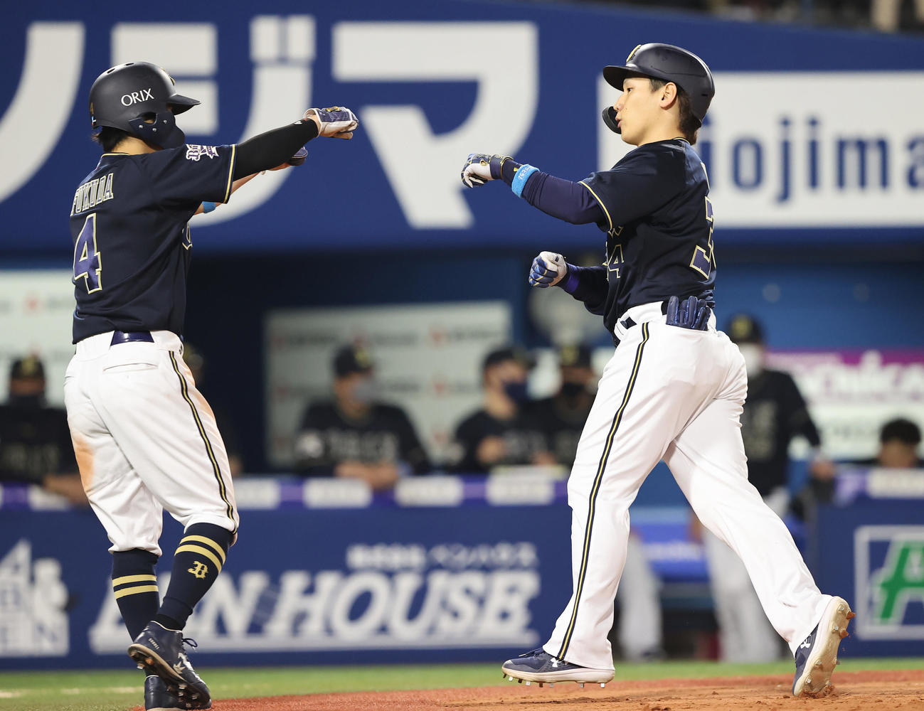 DeNA対オリックス　8回表オリックス1死三塁、左越え2点本塁打を放ち福田（左）とグータッチを交わす吉田正（撮影・垰建太）