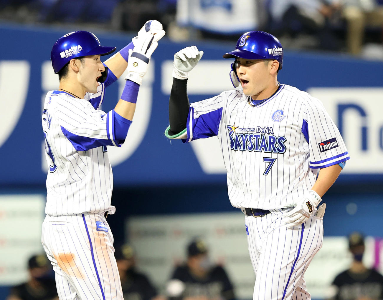 DeNA対オリックス　5回裏DeNA無死一塁、中越え2点本塁打を放ちタッチを交わす佐野（右）と伊藤光（撮影・垰建太）
