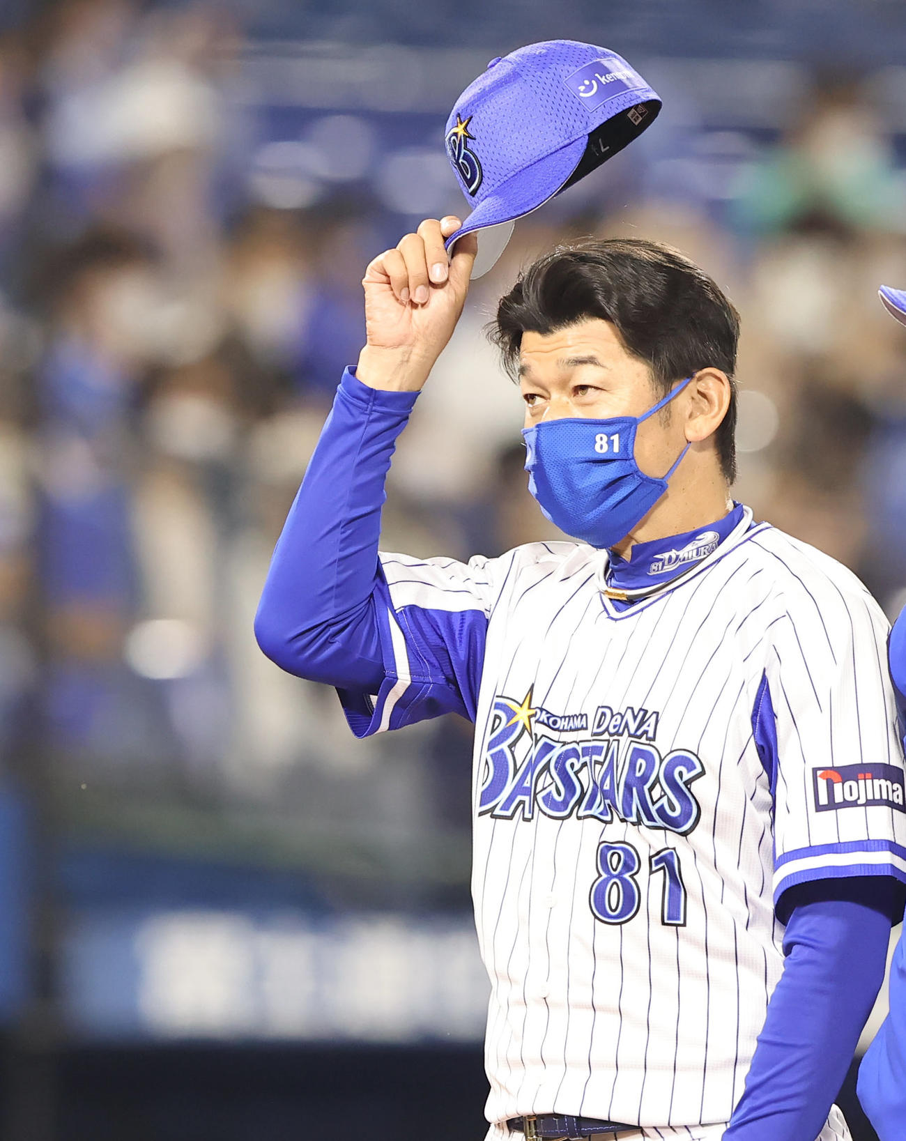 DeNA対オリックス　オリックスに勝ちファンにあいさつするDeNA三浦監督（撮影・垰建太）