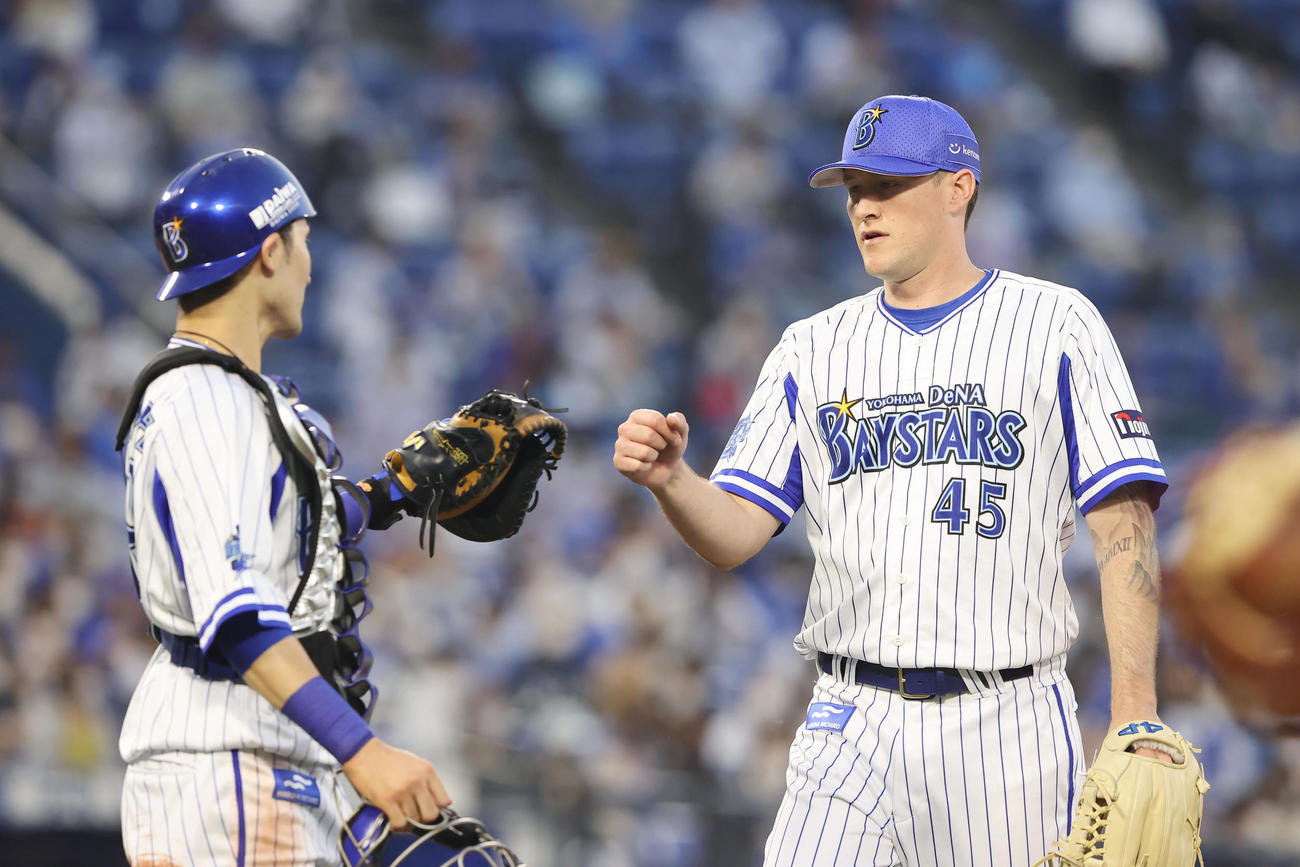 DeNA対オリックス　4回表オリックスの攻撃を無失点に抑えグータッチを交わすDeNAピープルズ（右）と伊藤光（撮影・垰建太）