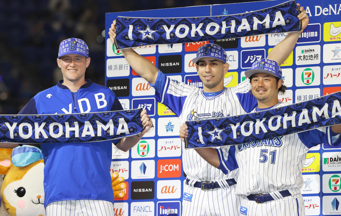 DeNA対オリックス　ヒーローインタビューでDeNA対オリックス　ヒーローインタビューを笑顔で写真に納まるDeNAピープルズ（左）とソト（中央）と宮崎（撮影・垰建太）