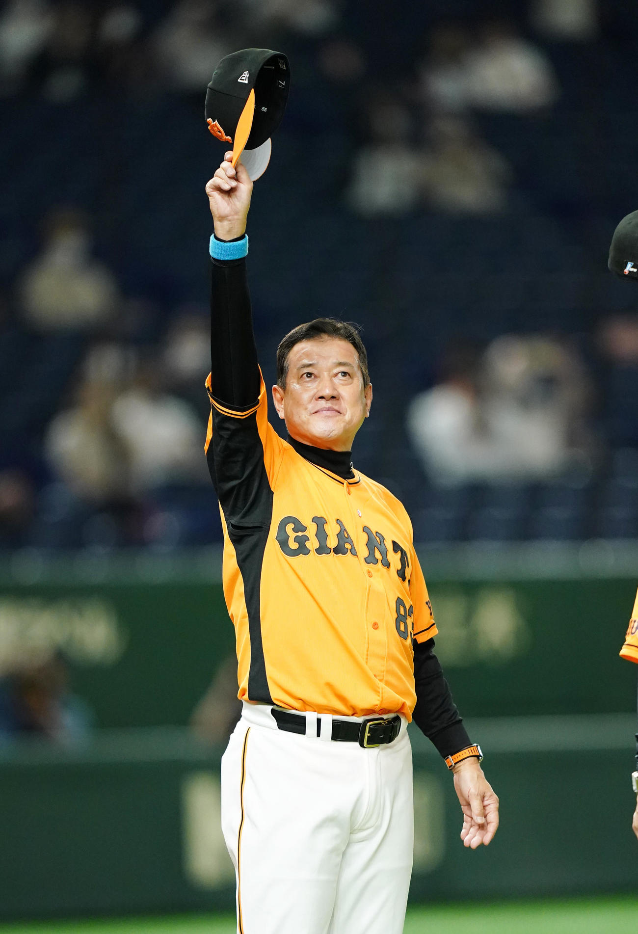 楽天に勝利し、スタンドのファンにあいさつする巨人徳監督（撮影・菅敏）
