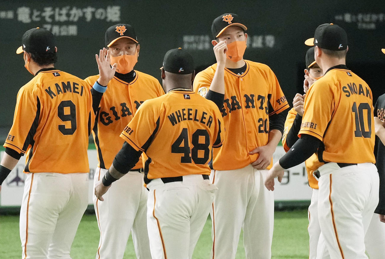 楽天に勝利し、ウィーラー（48）を迎える巨人原監督（奥左）。同右は4勝目を挙げた戸郷（共同）
