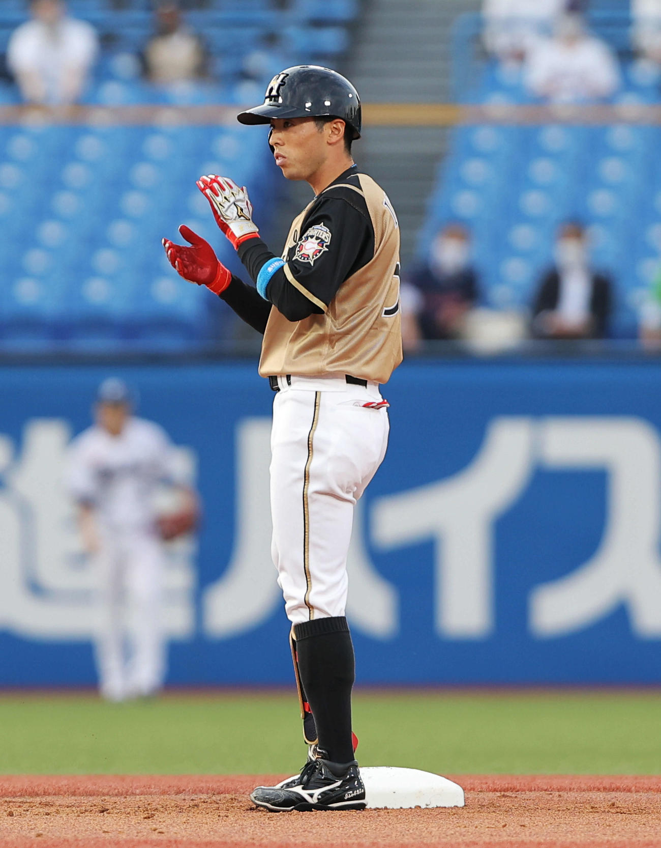 ヤクルト対日本ハム　3回表日本ハム1死、左越え二塁打を放ち手をたたく五十幡（撮影・河田真司）