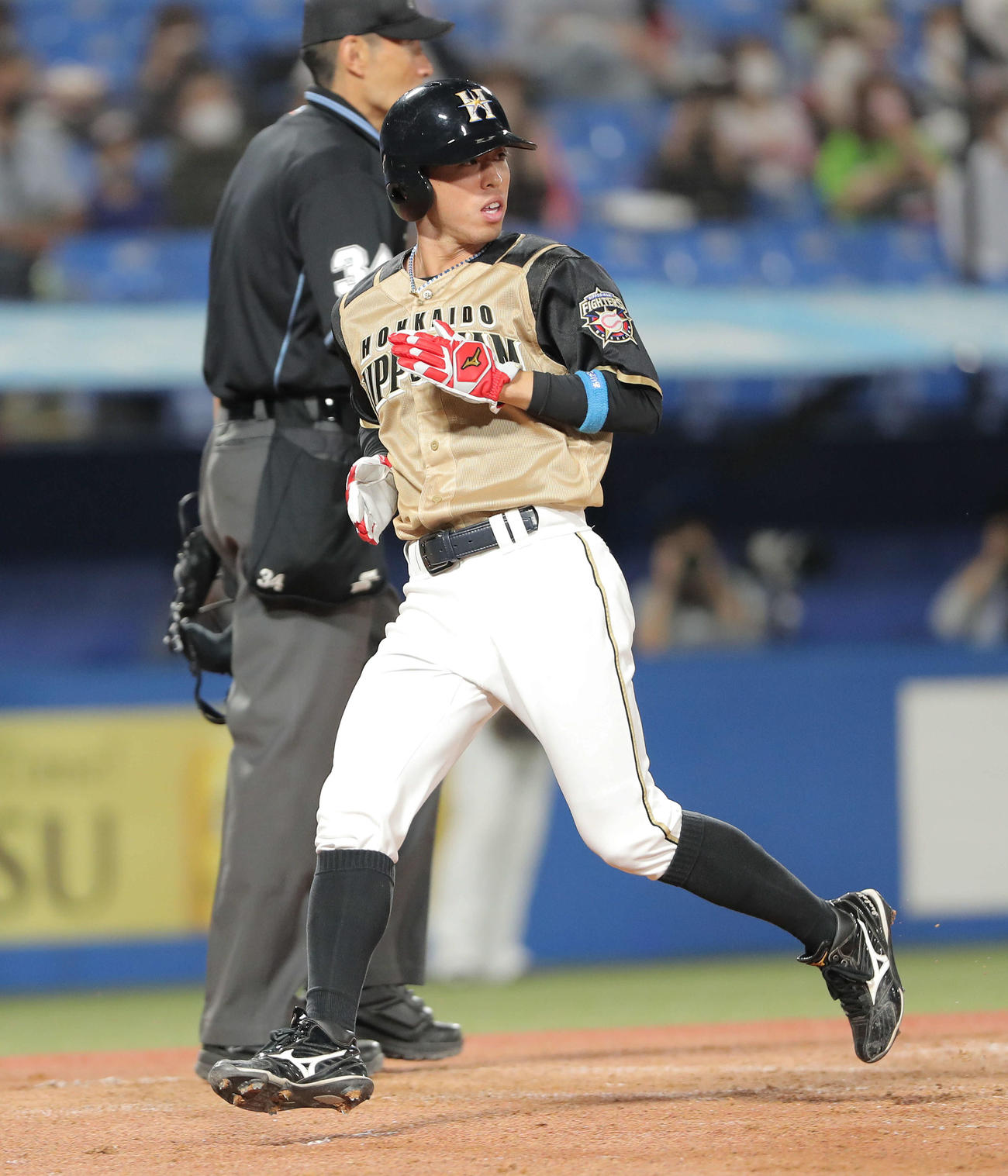 ヤクルト対日本ハム　7回表日本ハム1死一、三塁、西川の左犠飛で生還する五十幡（撮影・河田真司）