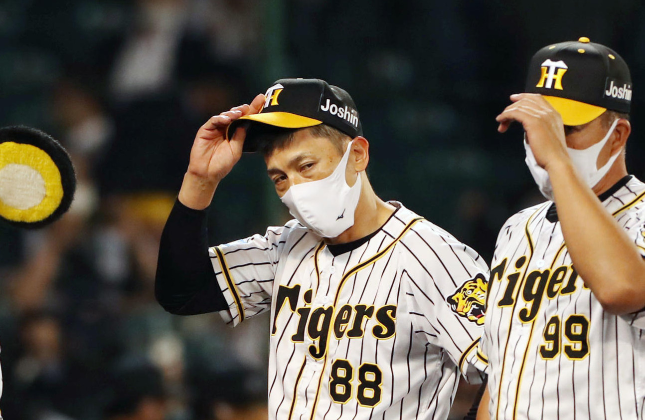 阪神対ロッテ　ロッテに敗れスタンドへあいさつする矢野監督ら（撮影・加藤哉）