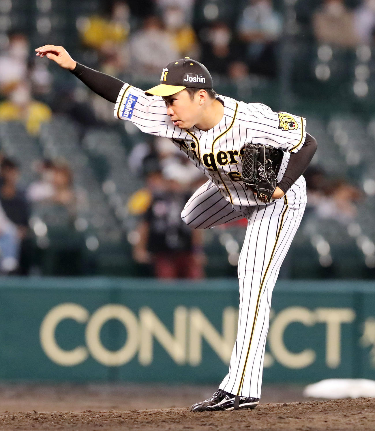 阪神対ロッテ　9回表、阪神4番手で登板する石井大（撮影・加藤哉）
