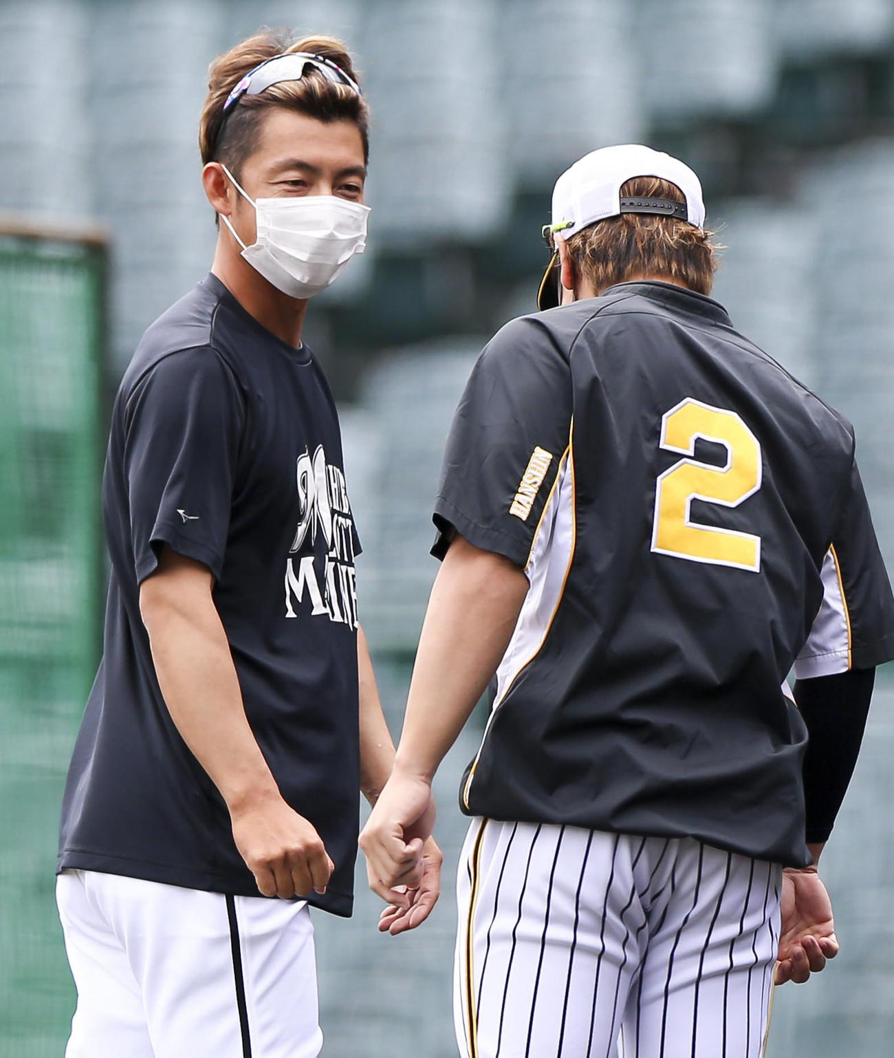 阪神対ロッテ　甲子園球場に現れたロッテ鳥谷（左）は阪神梅野と笑顔で言葉を交わす（撮影・上山淳一）