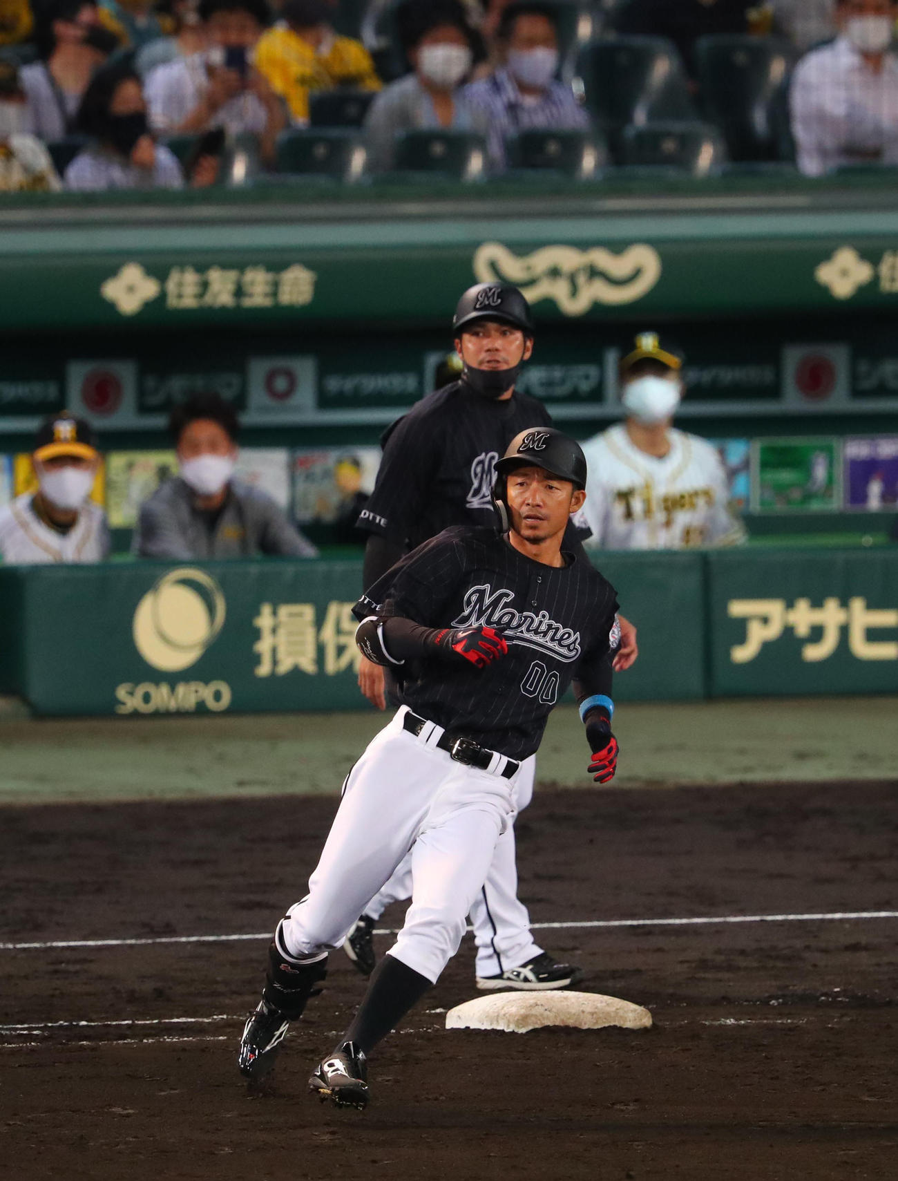 阪神対ロッテ　7回表ロッテ1死一、二塁、ロッテ鳥谷は右前適時打を放つ（撮影・宮崎幸一）
